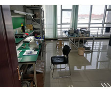 一個(gè)實(shí)驗(yàn)臺(tái)